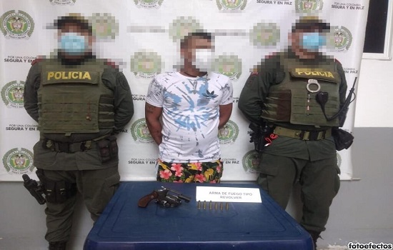 En los procedimientos se incautaron dos revólveres, una granada de aturdimiento y munición