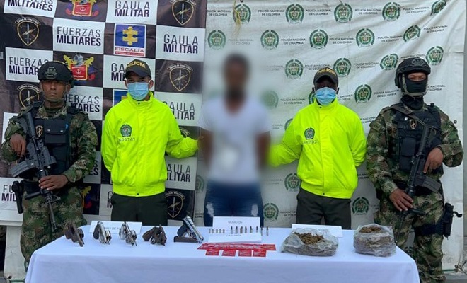 Persona capturada-policías custodiando 