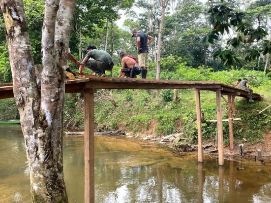 En unión con la comunidad construimos puentes en madera en zona rural en el Putumayo. 