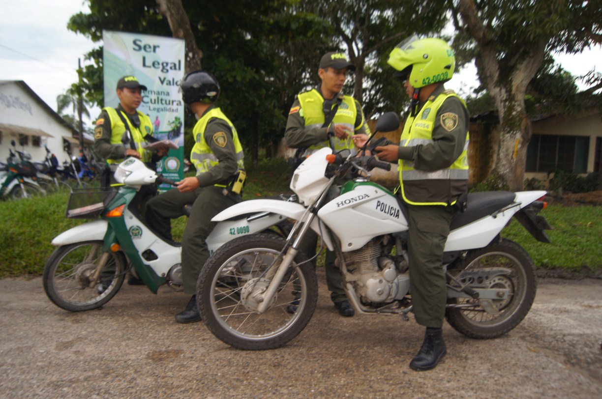 A través de la emisora institucional 98.9 fm  se difunden los números telefónicos  