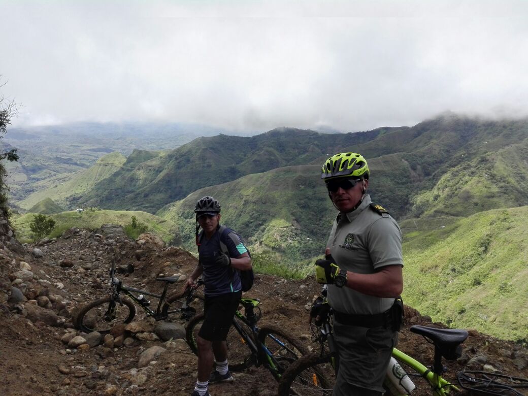 Policia de turismo participando de la ruta ciclistica