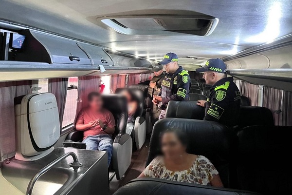 Tres Policías realizando actividades preventivas en el interior de bus con la ciudadania