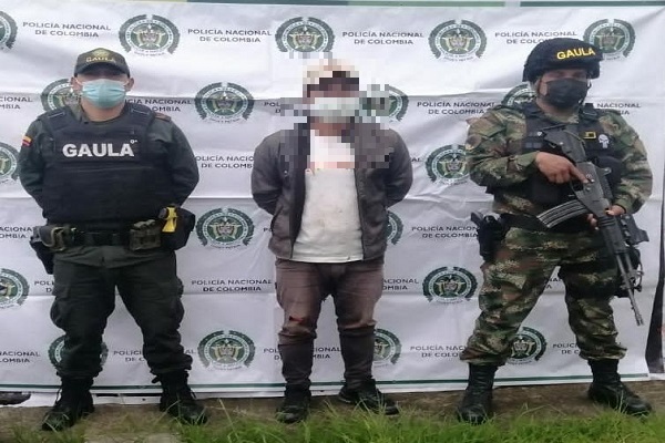 1 persona capturada-policías custodiando