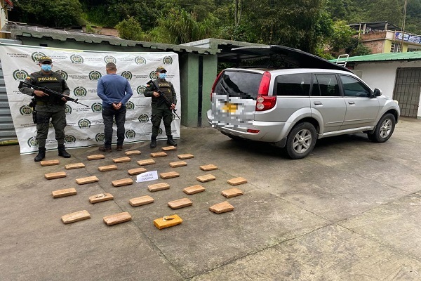 1 persona capturada-policías custodiando-elementos incautados