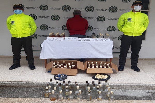 1 persona capturada-policías custodiando-licor adulterado incautado