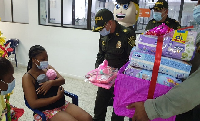Policía llevó regalos navideños a la unidad de pediatría del hospital San Francisco de Asís