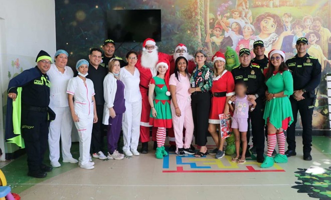 Policía junto al personal médico del hospitan de cereté