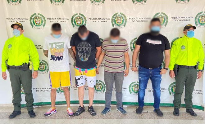 Personas capturadas-policías custodiando