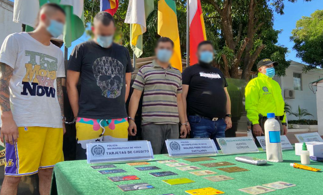 Personas capturadas-policías custodiando