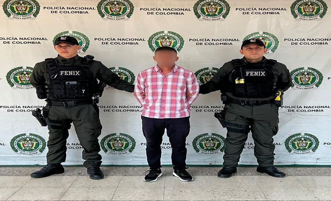 Policía Nacional, captura a hombre con una barra de hierro tipo pata de cabra