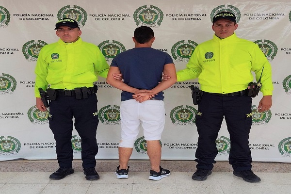 Dos Policías y un hombre capturado por el delito por extorsión cometida cuando era menor de edad