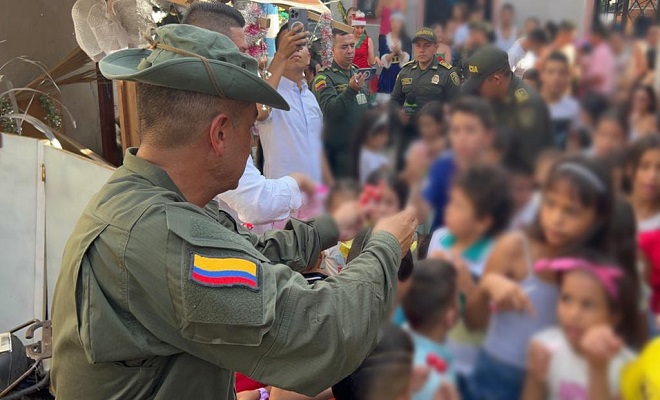 Policía Nacional, con regalos en los barrios Alvaro Leyva de la comuna 9