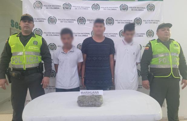 Persona capturada-policías custodiando