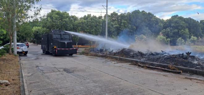 Tanqueta de la Policía extinguiendo fuego