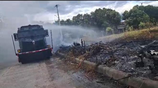 Tanqueta de la Policía extinguiendo fuego