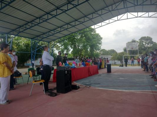 Policía dictando charlas a la comunidad