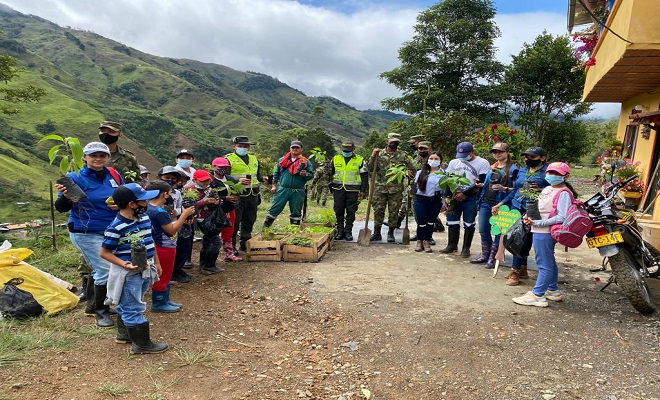 Policía Nacional en el Chocó, contribuyo a la gran Sembraton Nacional 