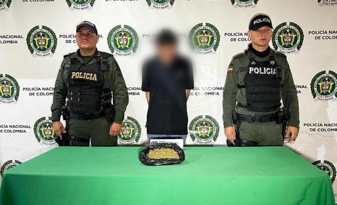 Persona capturada-policías custodiando-elementos incautados