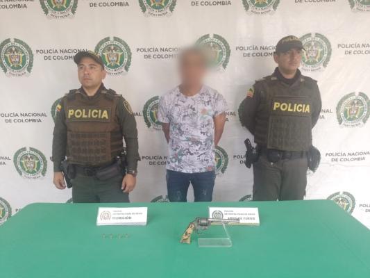 Persona capturada-policías custodiando