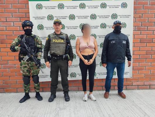 Persona capturada-policías custodiando