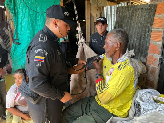 Policía Nacional se solidariza con pareja de abuelos en el corregimiento el Caguán 