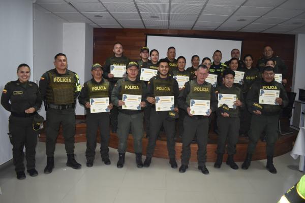 Certifican a participantes de Policía por un día 