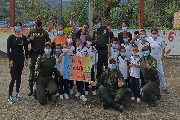 Policías reunidos con niños, niñas y adolescentes