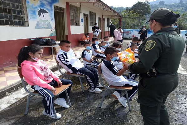 Policías reunidos con niños, niñas y adolescentes