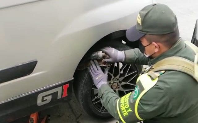 Policía registrando vehículo