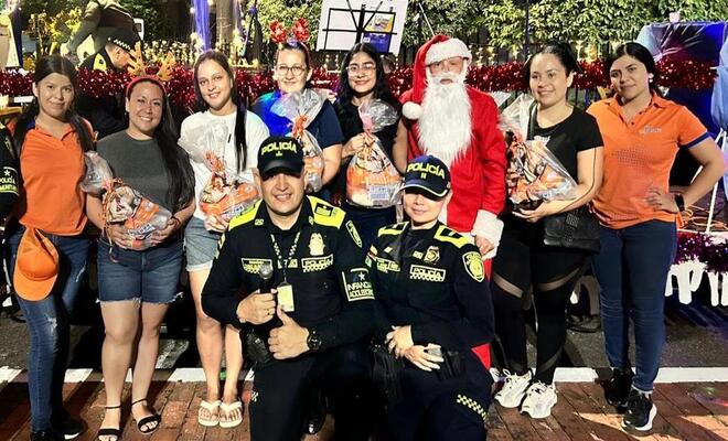 Policías junto a comunidad durante actividad navideña en Casanare