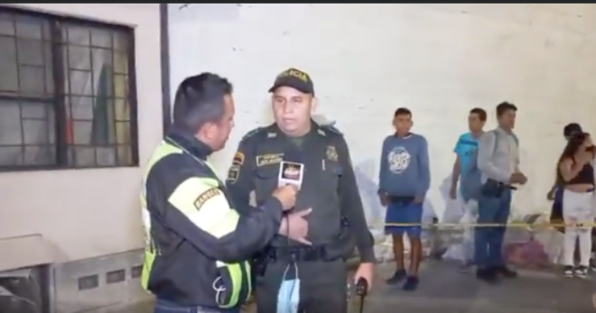 Policía y héroe, tras rescatar a Joel Ríos, entre las llamas de un incendio en Chinchiná.