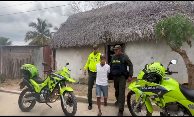 policias trasladando capturado