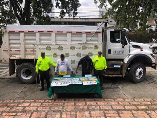 policías-custodian-dos-hombres-capturados