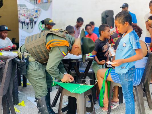 Integran a familias en concurso de cometas 