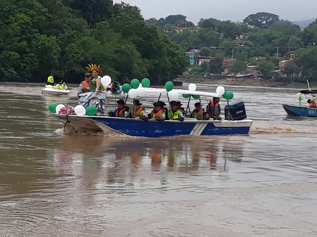 polica-ambiental-con-canditas-por-el-rio-magdalena