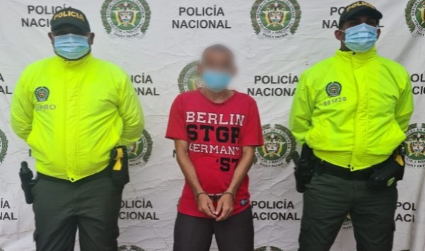 Persona capturada-policías custodiando 