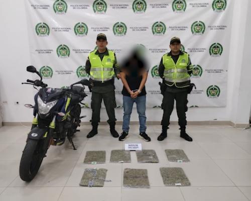 persona capturada-policías custodiando