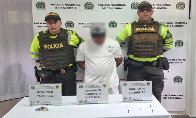 Operativos en vía pública, controles viales y patrullajes permitieron incautar armas y prevenir hechos violentos durante el puente festivo.