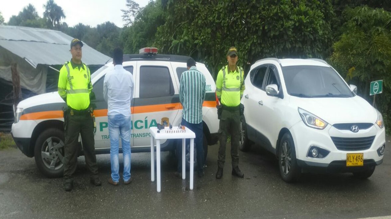 Las armas venían camufladas mediante la modalidad de caleta debajo de la tapa del repuesto del vehículo