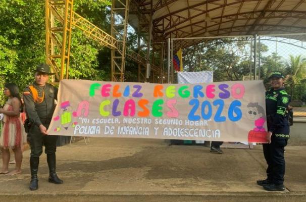 Dos policías sosteniendo u cartel de un nuevo comienzo lleno de aprendizajes  