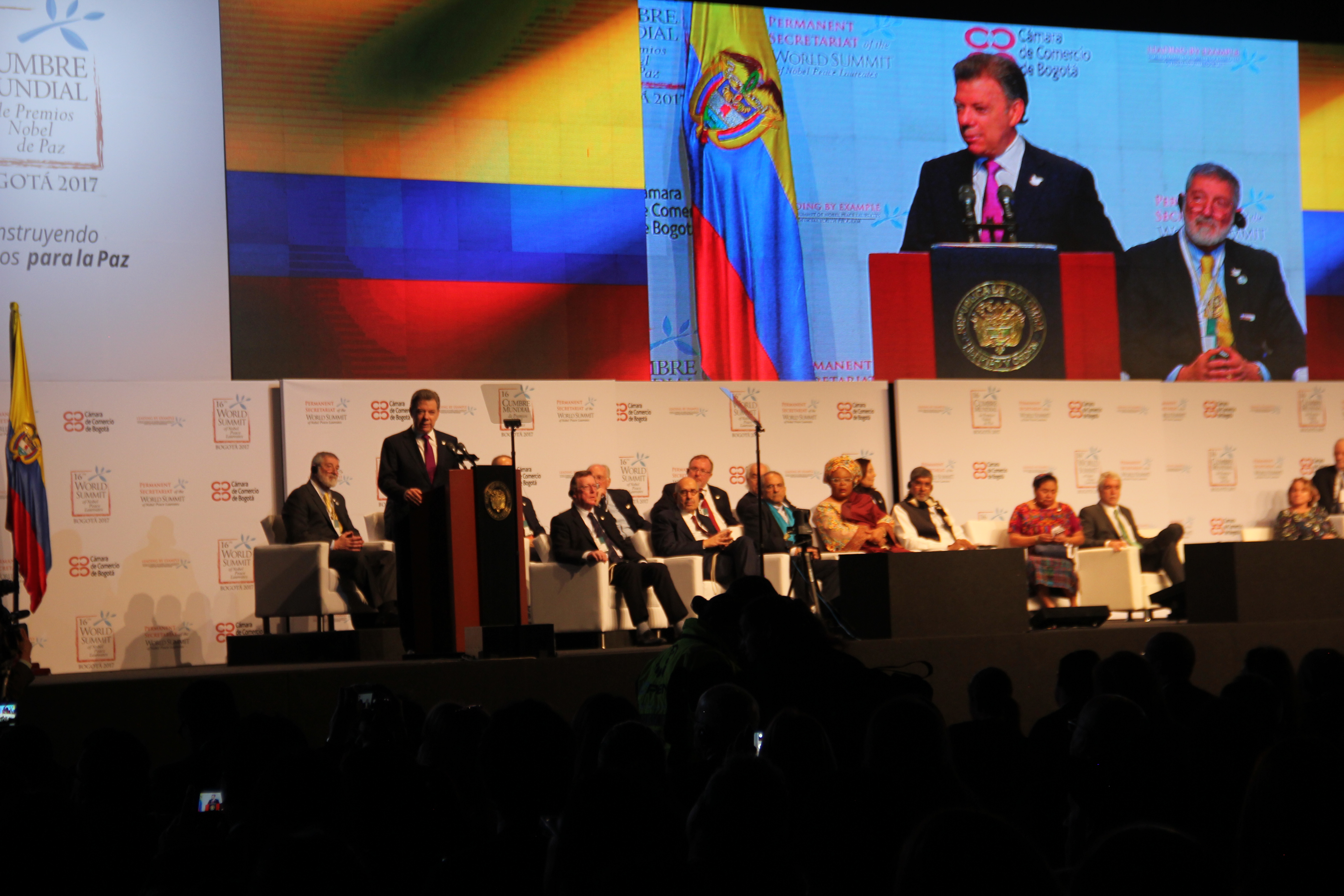 presidente-en-corferias-con-nobeles-de-paz