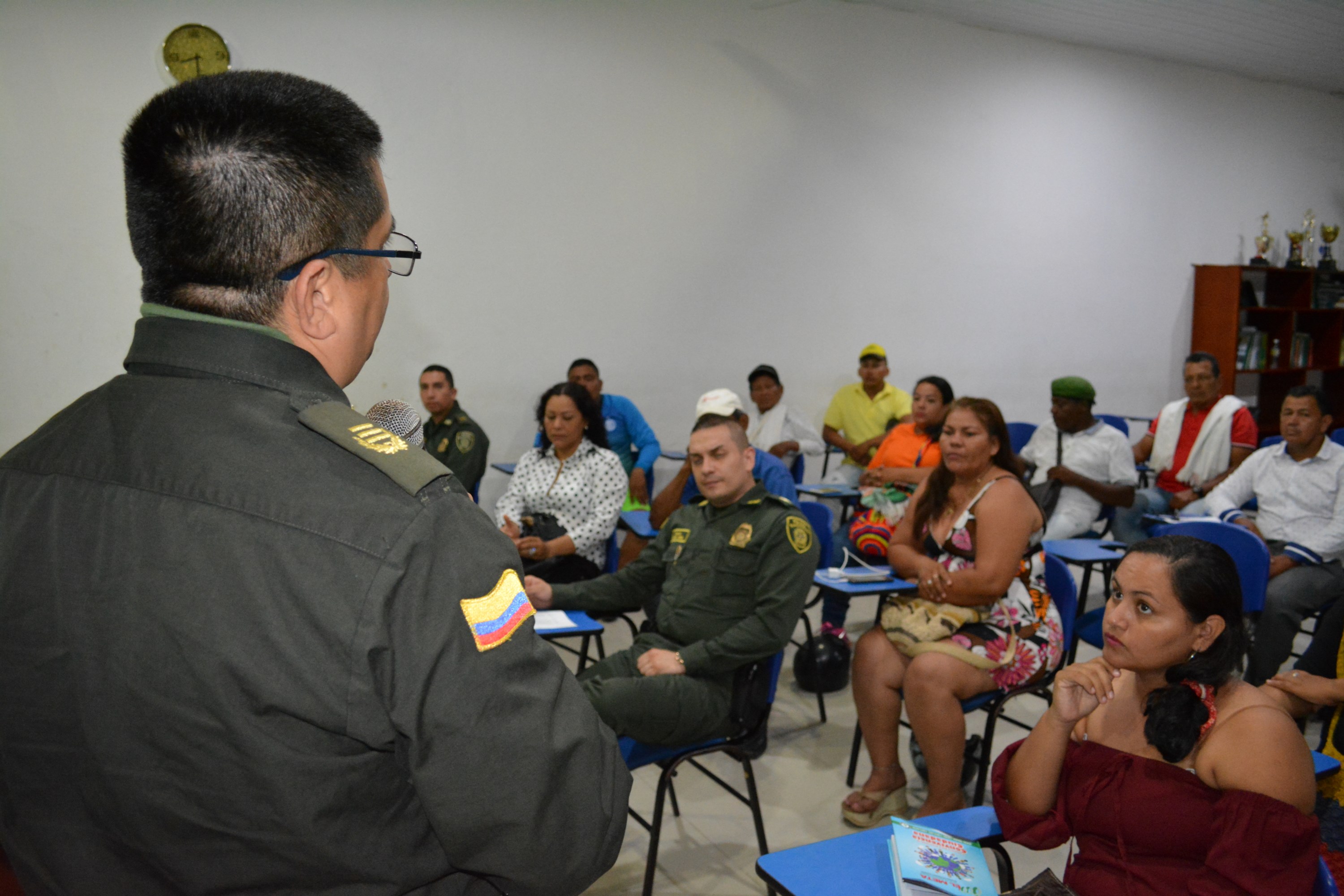 Comandante de Policía  se reúne con líderes de la comunidad 