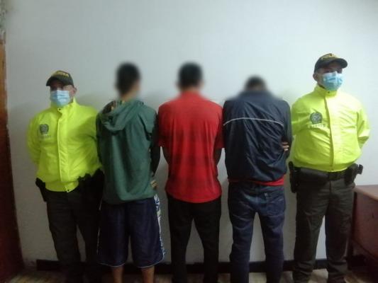 3 personas capturadas-policías custodiando 