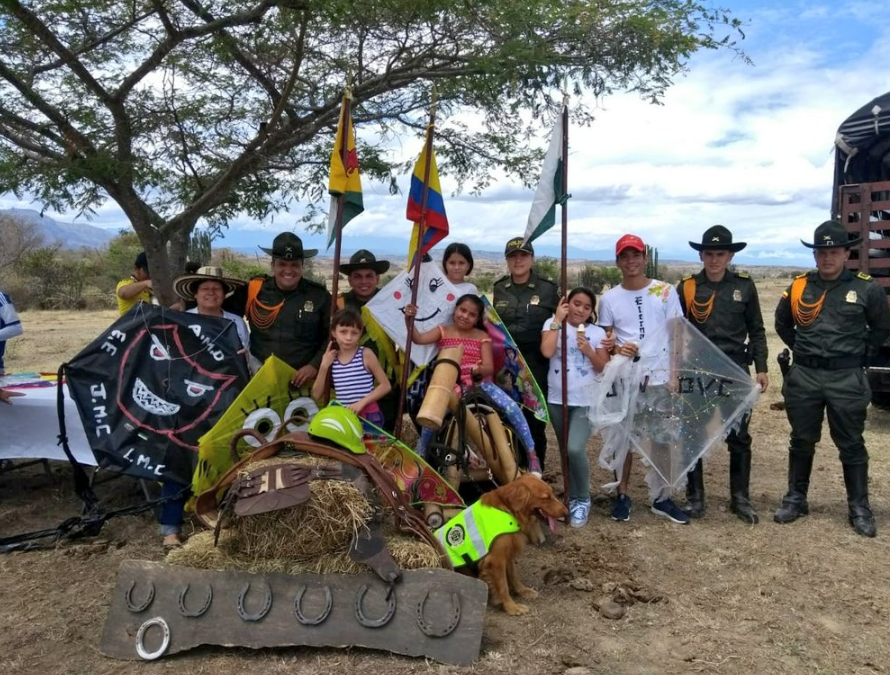 primer_concurso_de_cometas-policía-Huila