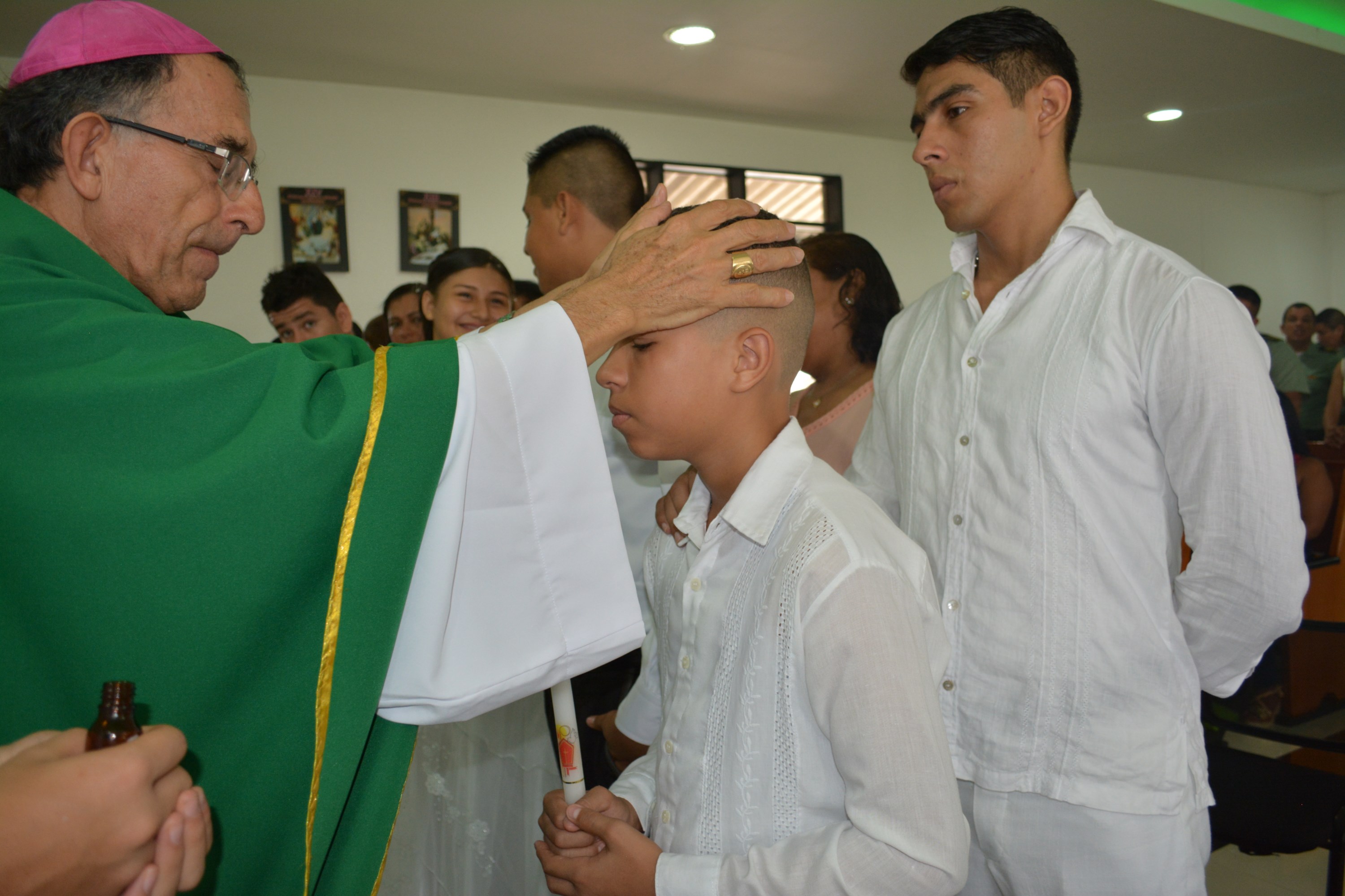 Niños y niñas de la Policía Nacional hacen su primera comunión en Leticia 