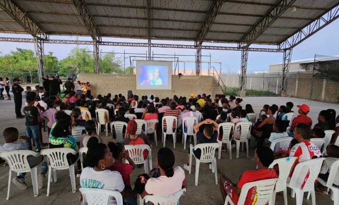 Policia realiza cine al parque