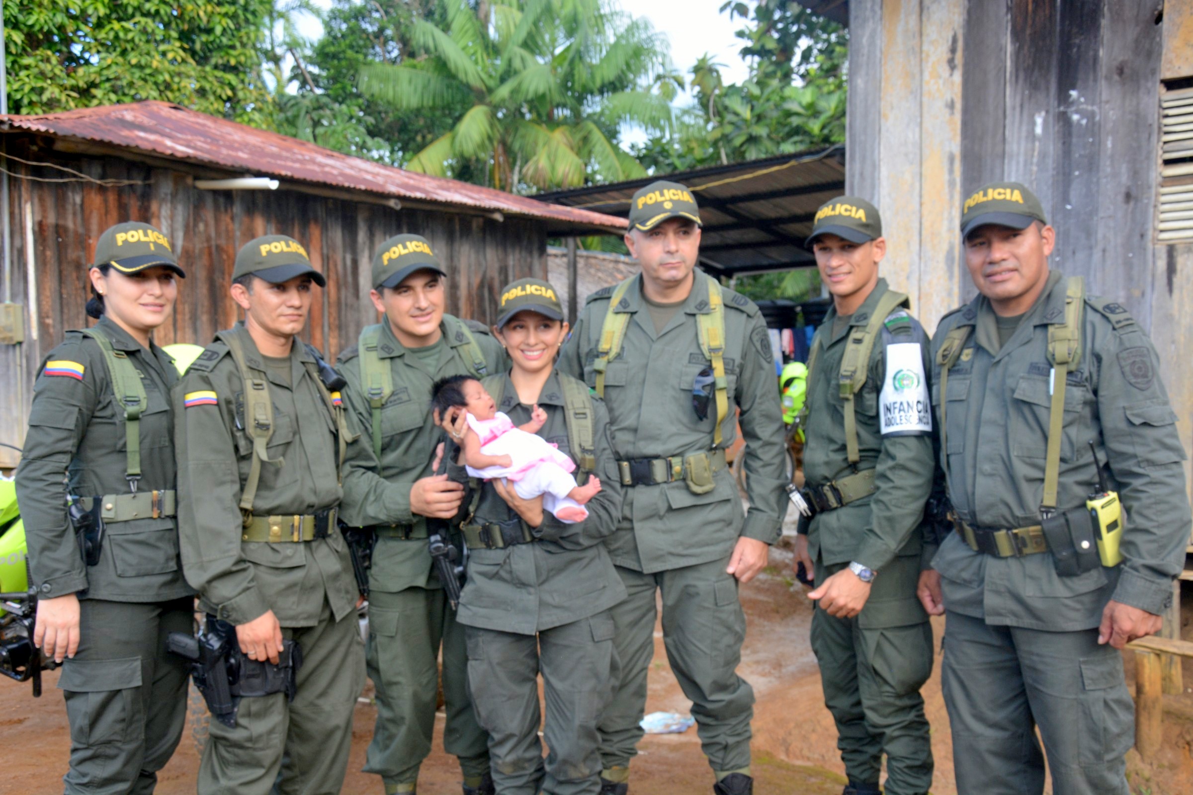 Bebe indígena que fue abandonada encontró una mamá Policía