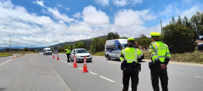 Policías en las vías 