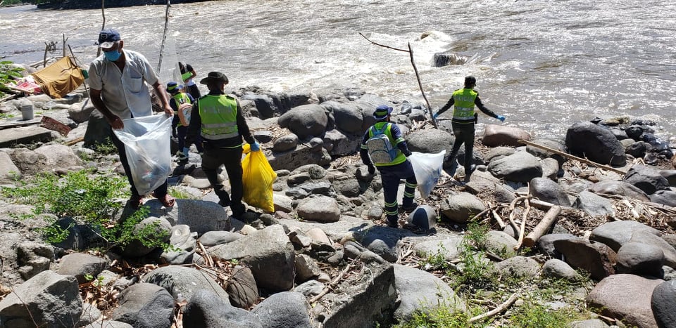Con ayuda de la ciudadanía y la empresa EMAS limpiamos la Rivera del Rio Magdalena