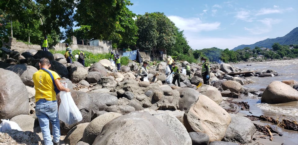 Con ayuda de la ciudadanía y la empresa EMAS limpiamos la Rivera del Rio Magdalena